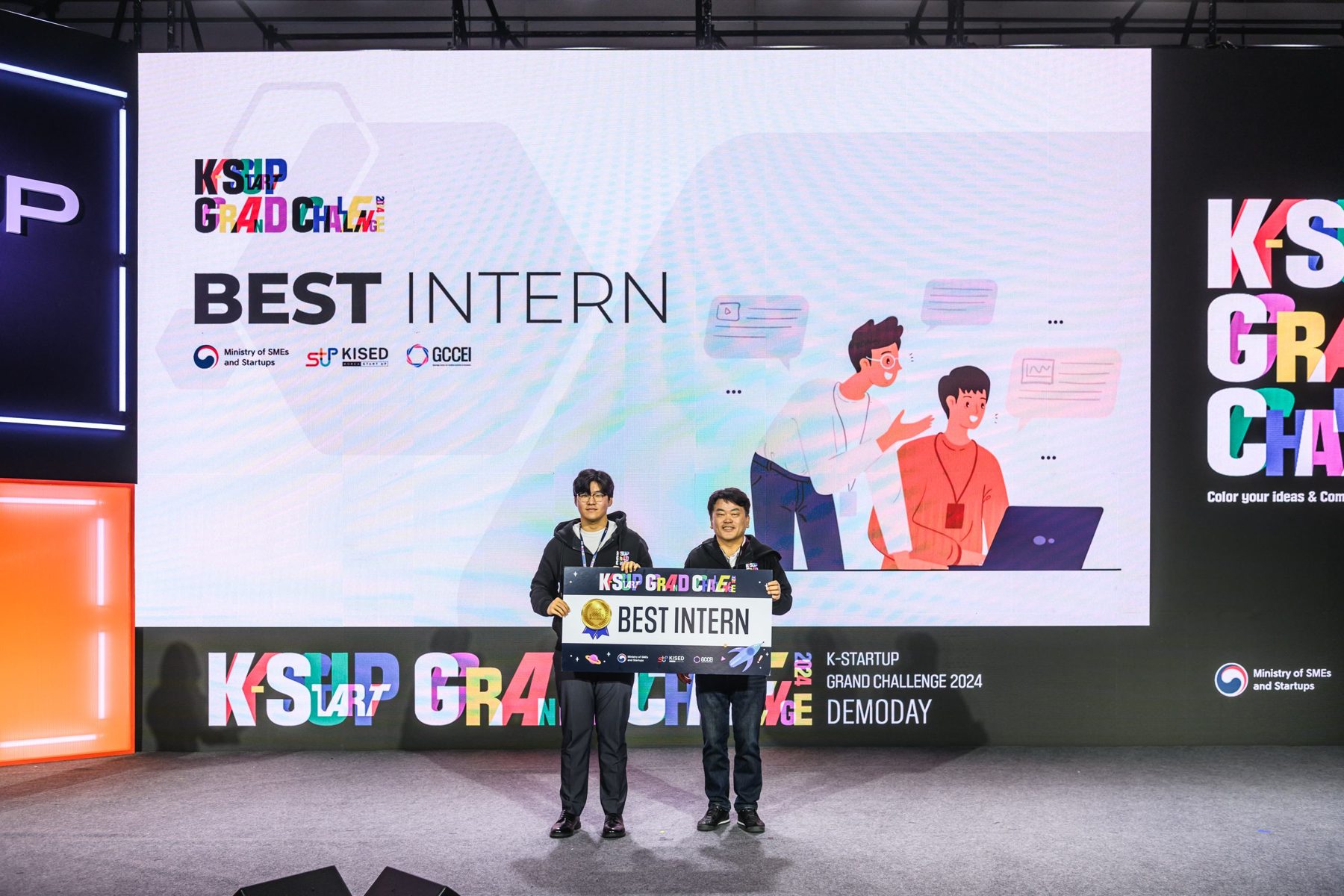 Receiving the Best Intern award on stage at KSGC 2024 Demo Day